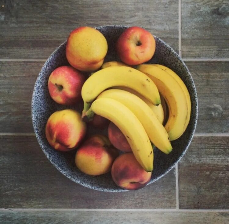 I like bananas apples. Банановые яблоки. Яблоки зимний банан. Банановое яблоко в Китае. Яблоко с банановым вкусом.