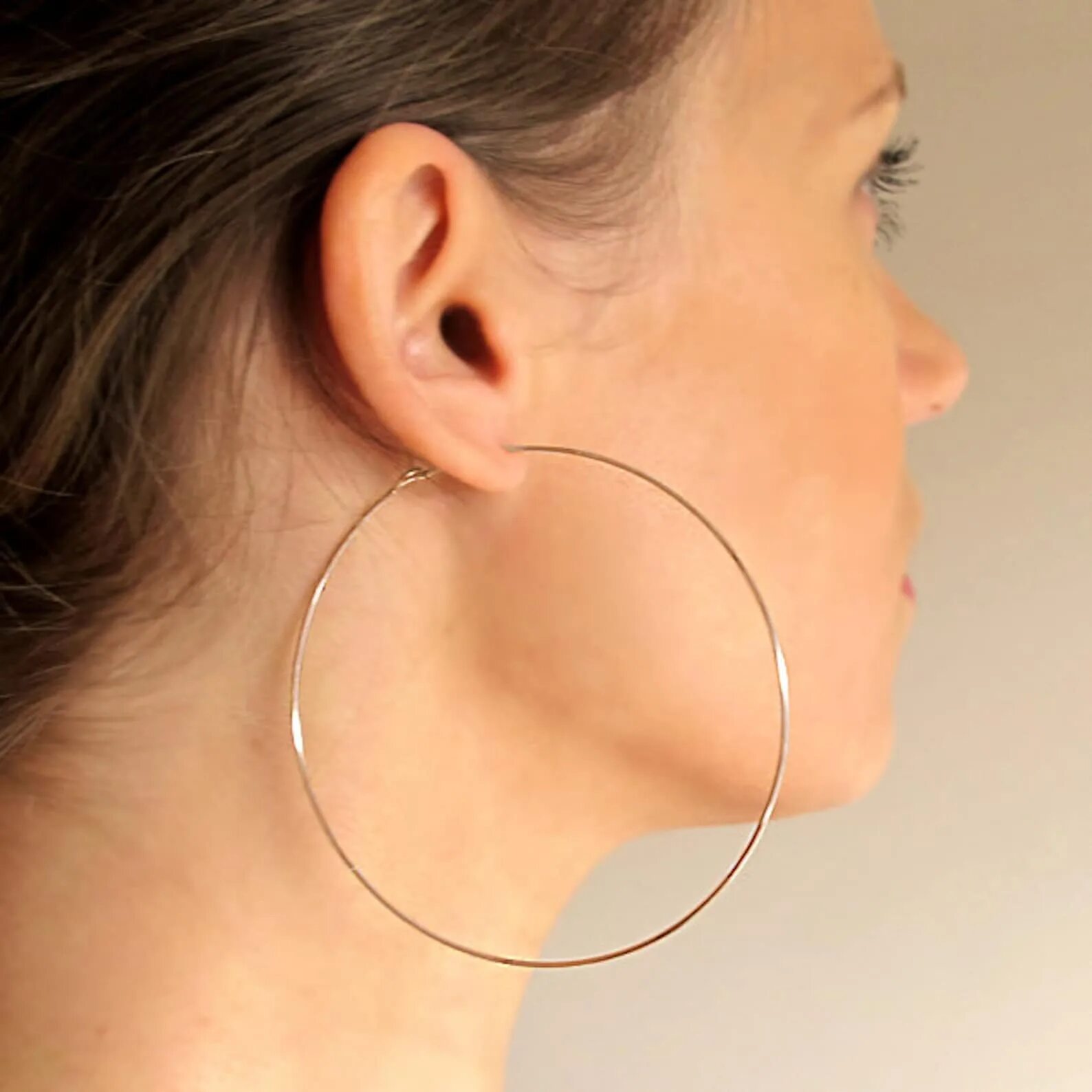 Big Hoop Earrings. Серьги кольца большие. Серьги "круглые" большие. Круглые серьги на ушах.