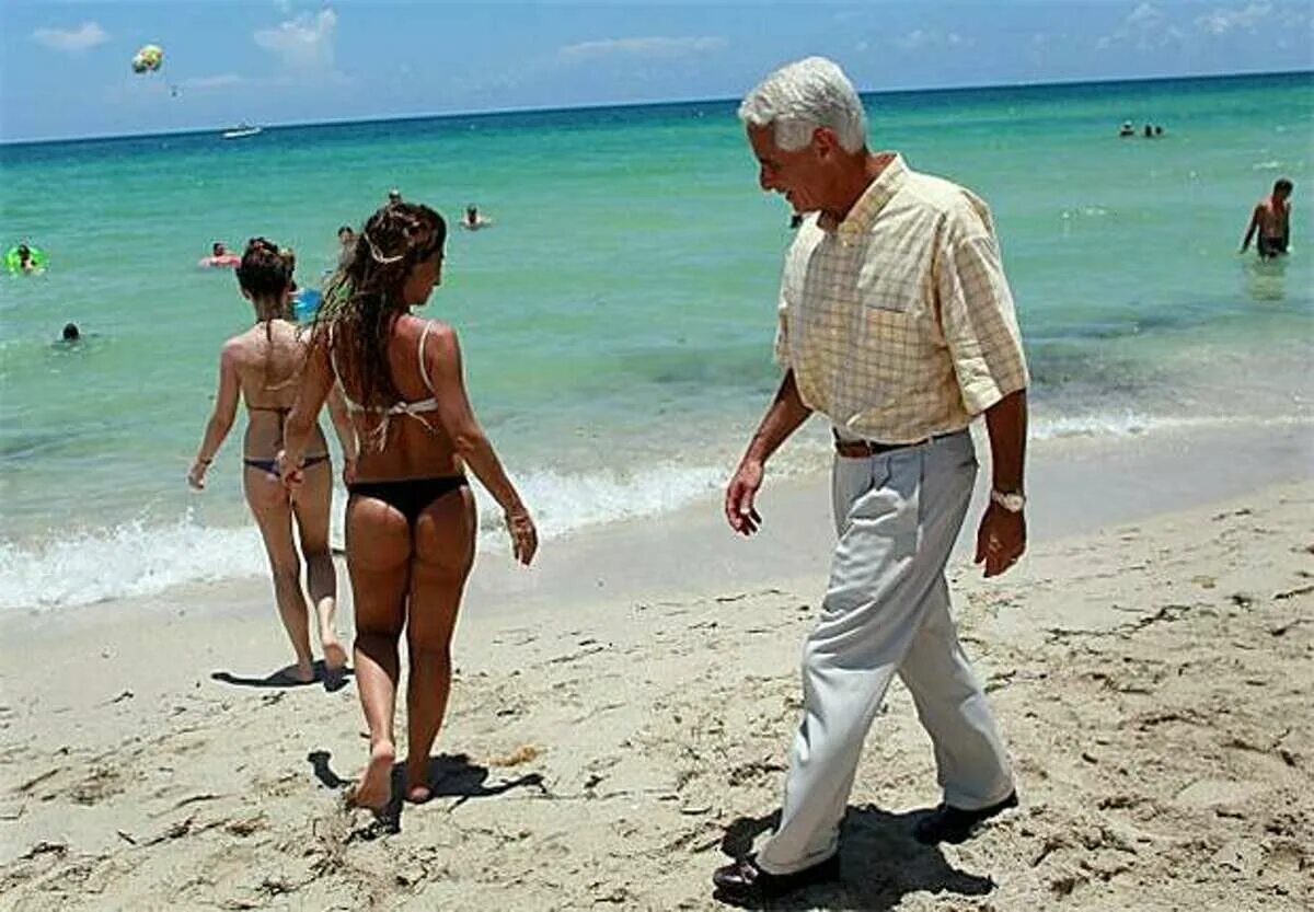 Дед жопастую. Пожилой мужчина на пляже. Старики на пляже. Пялятся на пляже. Старики на пляже смешные.