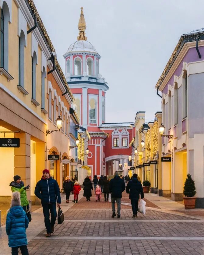 Outlet отзывы. Деревня аутлет белая дача. Outlet Village белая дача, Котельники. Аутлет Вилладж Москва. Мега белая дача аутлет Виладж.