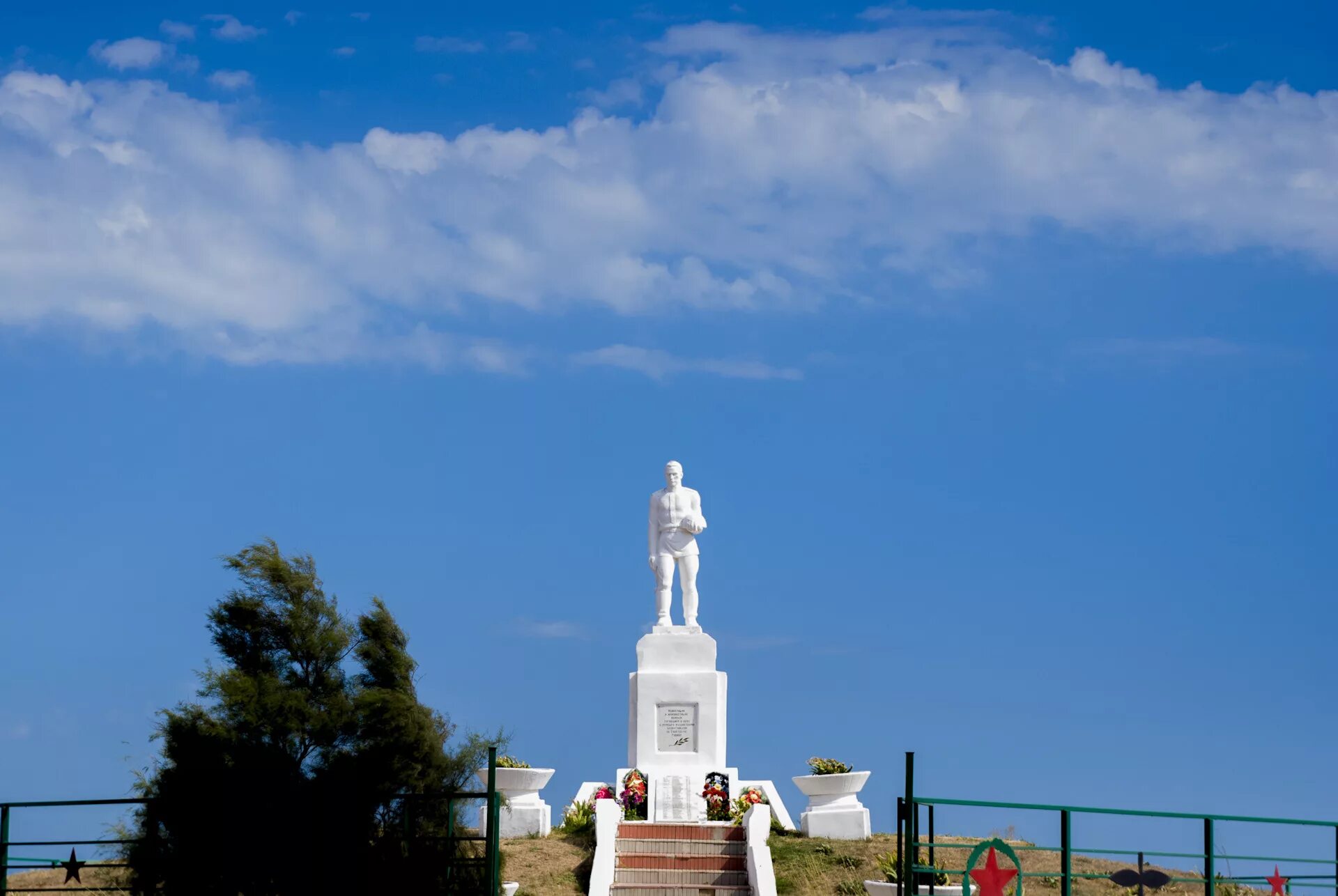 Памятник в Веселовке Краснодарский край. Веселовка Тамань. Веселовка Краснодарский край достопримечательности. Памятники Темрюкский район Веселовка. Погода тамань 5