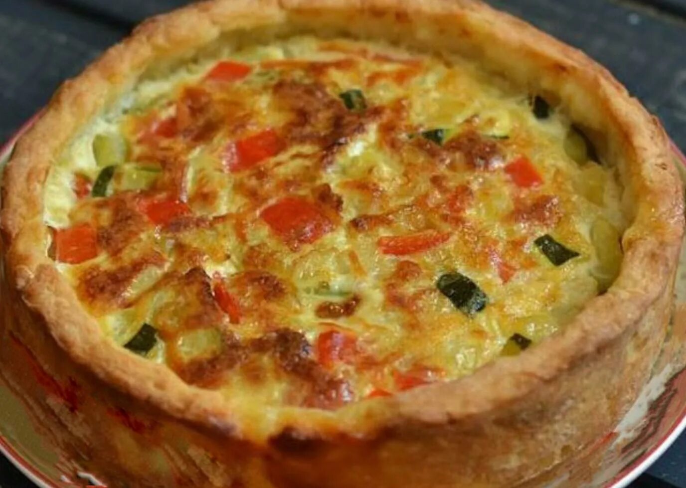 Пирог тесто из картофеля. Открытый мясной пирог. открытый мясной пирог с картофельным тестом. открытый пирог с мясом и картошкой. пирог с мясом на картофельном тесте.