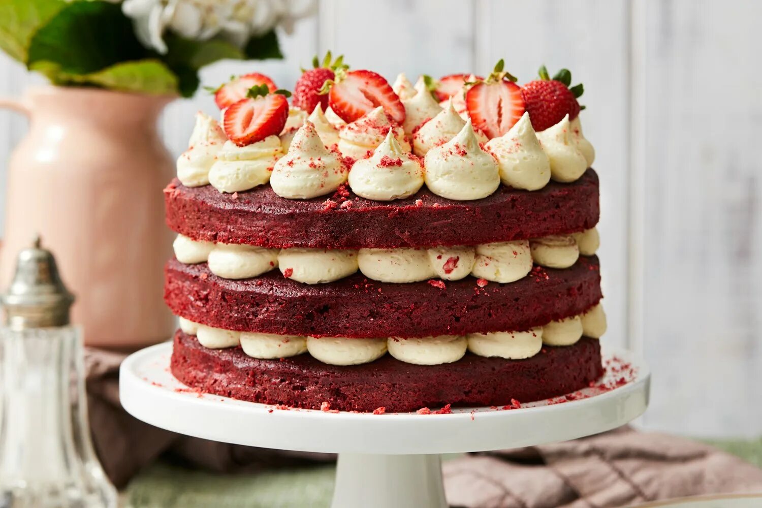 Cake com. Слоёный торт" (layer Cake) Великобритания. Торт красный бархат. Пирожное красный бархат. Торт с клубникой дизайн.
