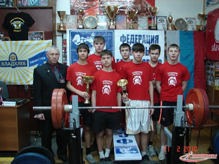 русский жим турнир. александр зелиховский по жиму лежа. даррен маккормак пауэрлифтер. соревнования по жиму лежа без экипировки. фитнес гора в самаре.
