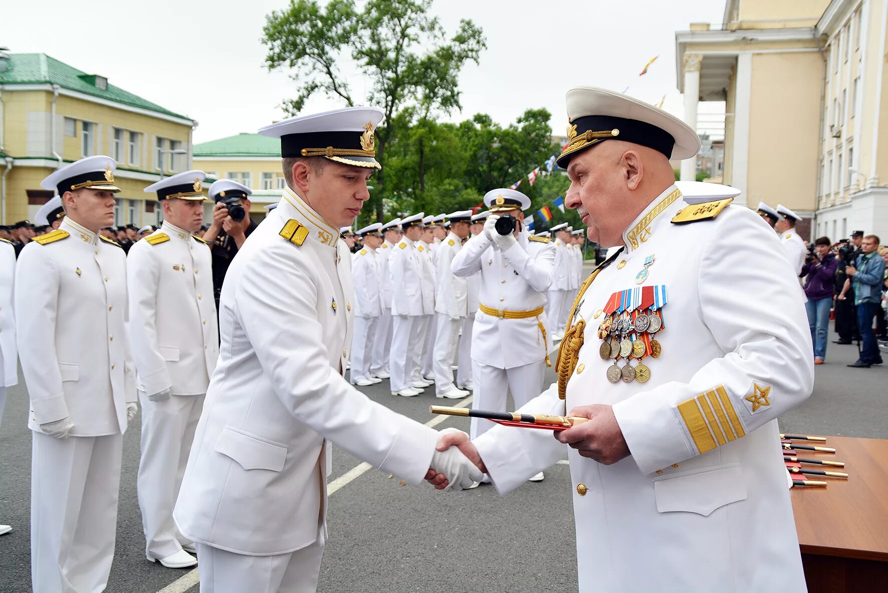 Морской офицер россии. Парадная форма (офицеров, мичманов) ВМФ России. Капитан-лейтенант ВМФ. Парадная форма капитана 1 ранга ВМФ. Выпуск ТОВВМУ 2019.