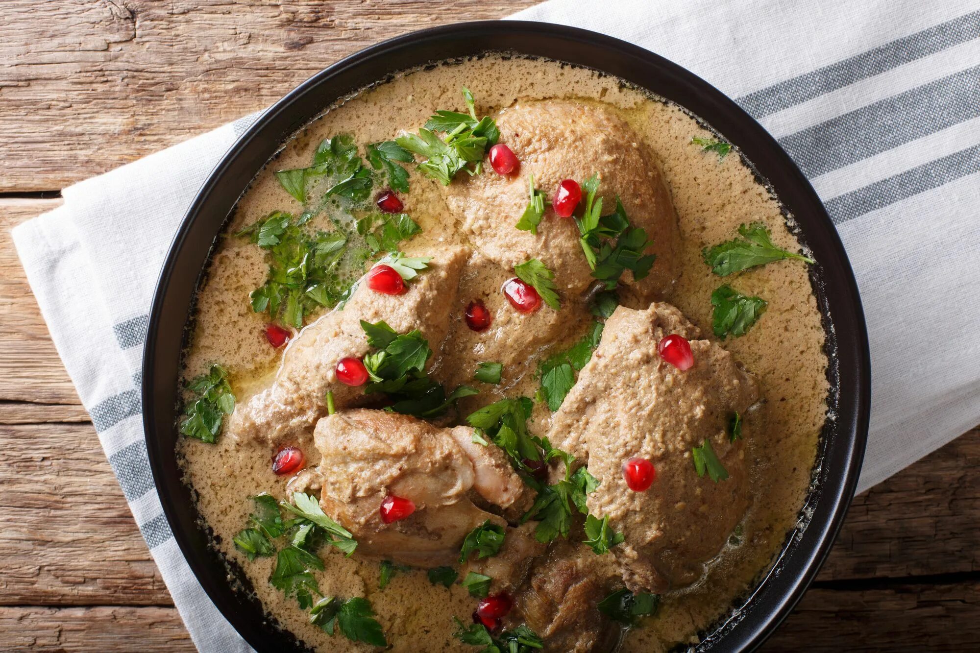 Блюдо сациви из курицы. Сациви. сациви с цыпленком. грузинская кухня курица сациви. сациви грузия.