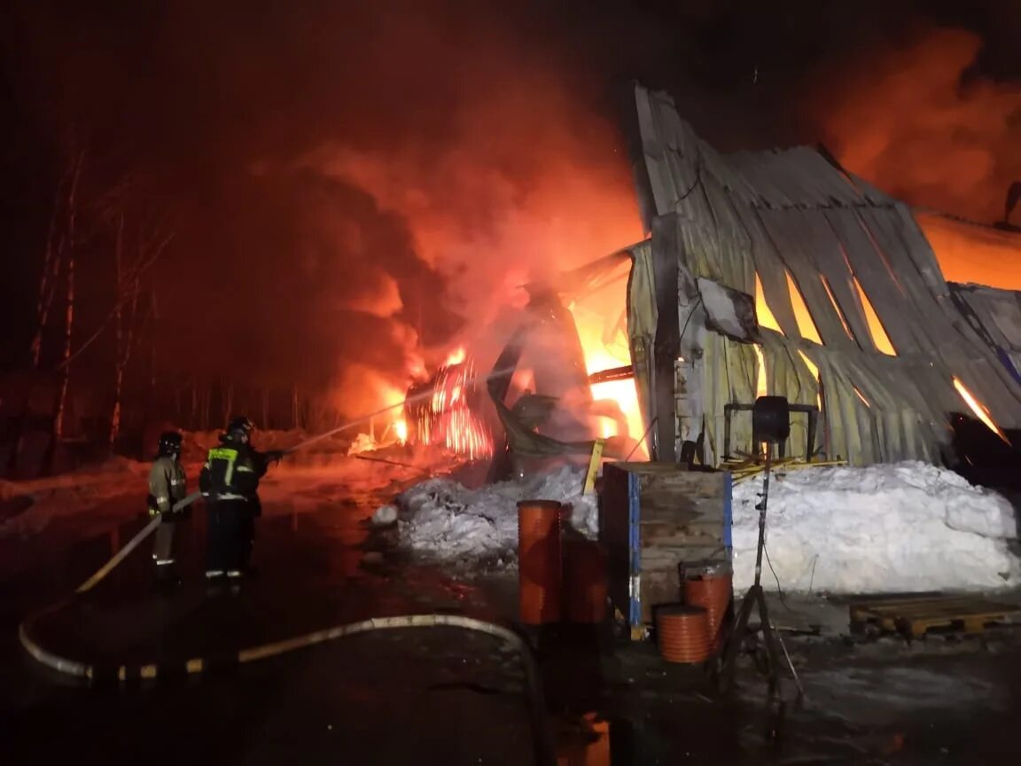 Пожар на комбайновом заводе Тула. Пожар. Пожар фото. Пожарные на пожаре. Миллер пожар