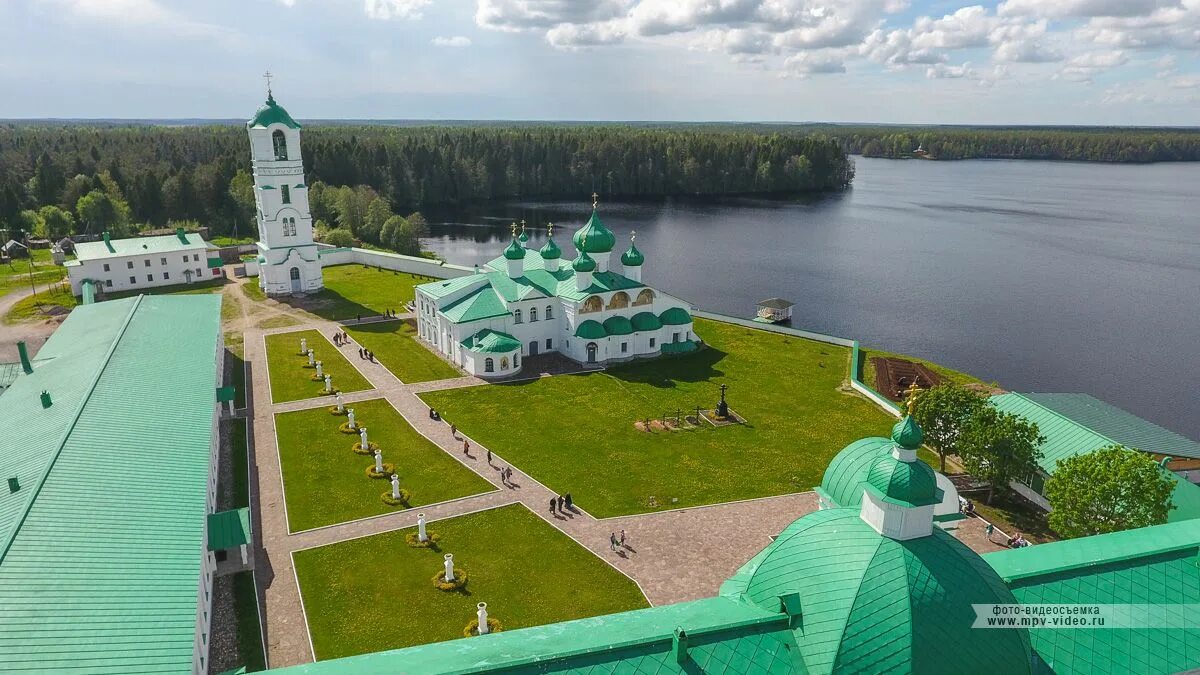 Букинг свирская слобода. Свирский слобода. Свирский монастырь гостиница старая слобода. Подворье александро-свирского монастыря цветы. Свирская слобода.