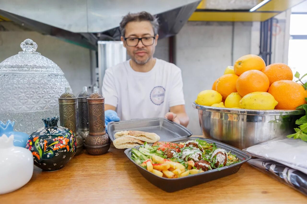 Лапшу санкт петербург. Дом куксу парк фудхолл. Food Hall bazar Мурманск.