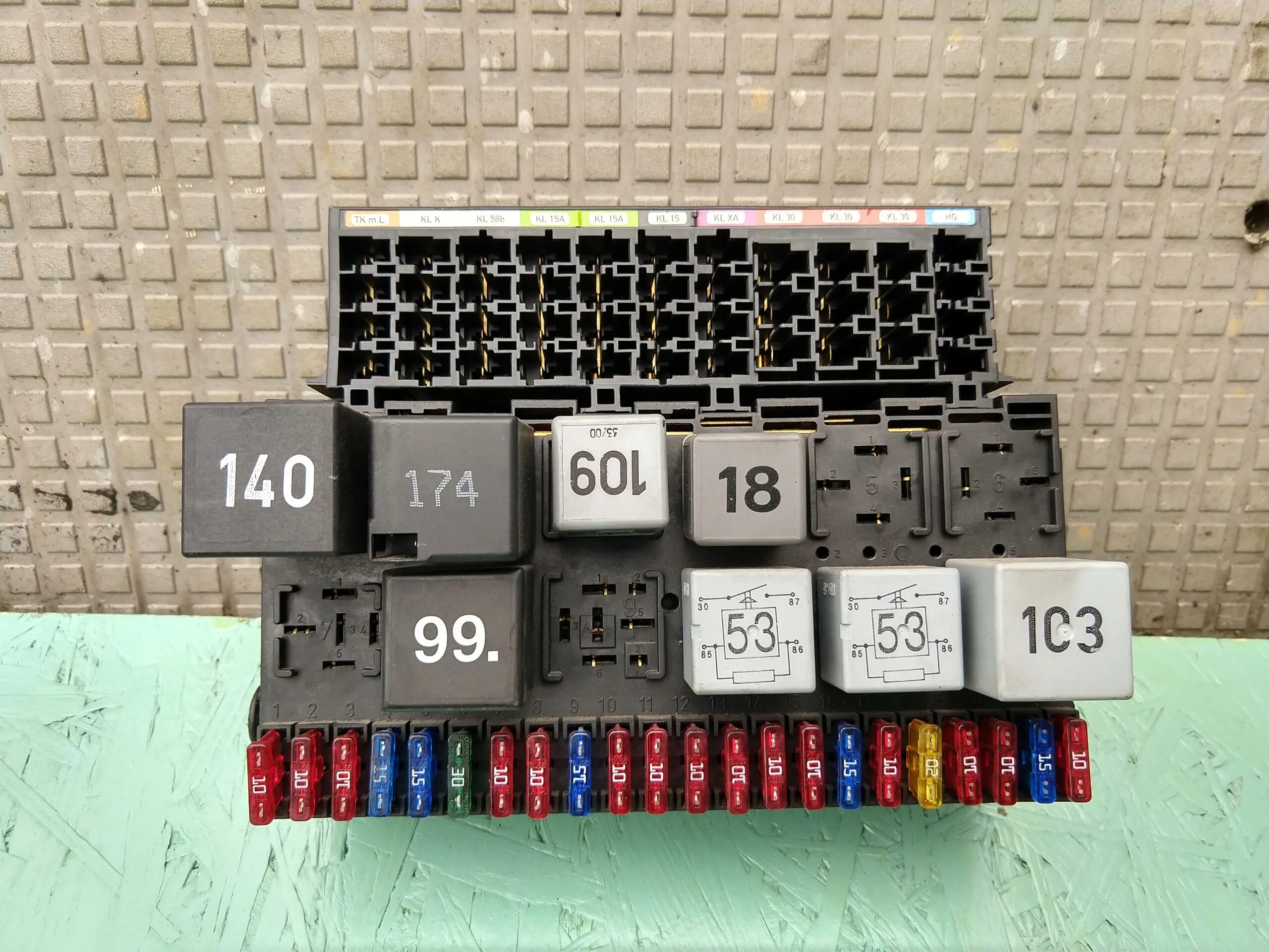 Предохранители фольксваген транспортер т5. Блок реле Фольксваген т4 1.9. Блок реле VW t4. Блок предохранителей Volkswagen t4. Реле поворотов Фольксваген т4 1998г.