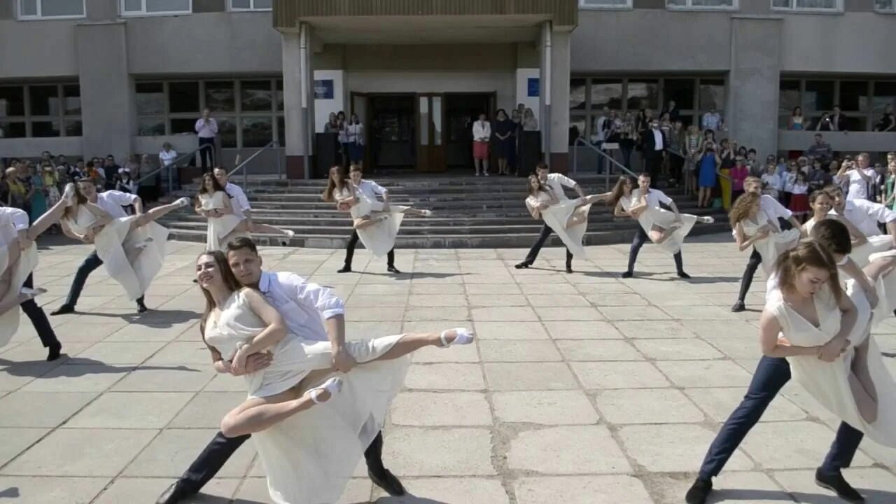 Танец под песню последний звонок. Поддержки в вальсе на выпускной. Танец выпускников. Выпускной танец. Танцы выпускников на выпускной.