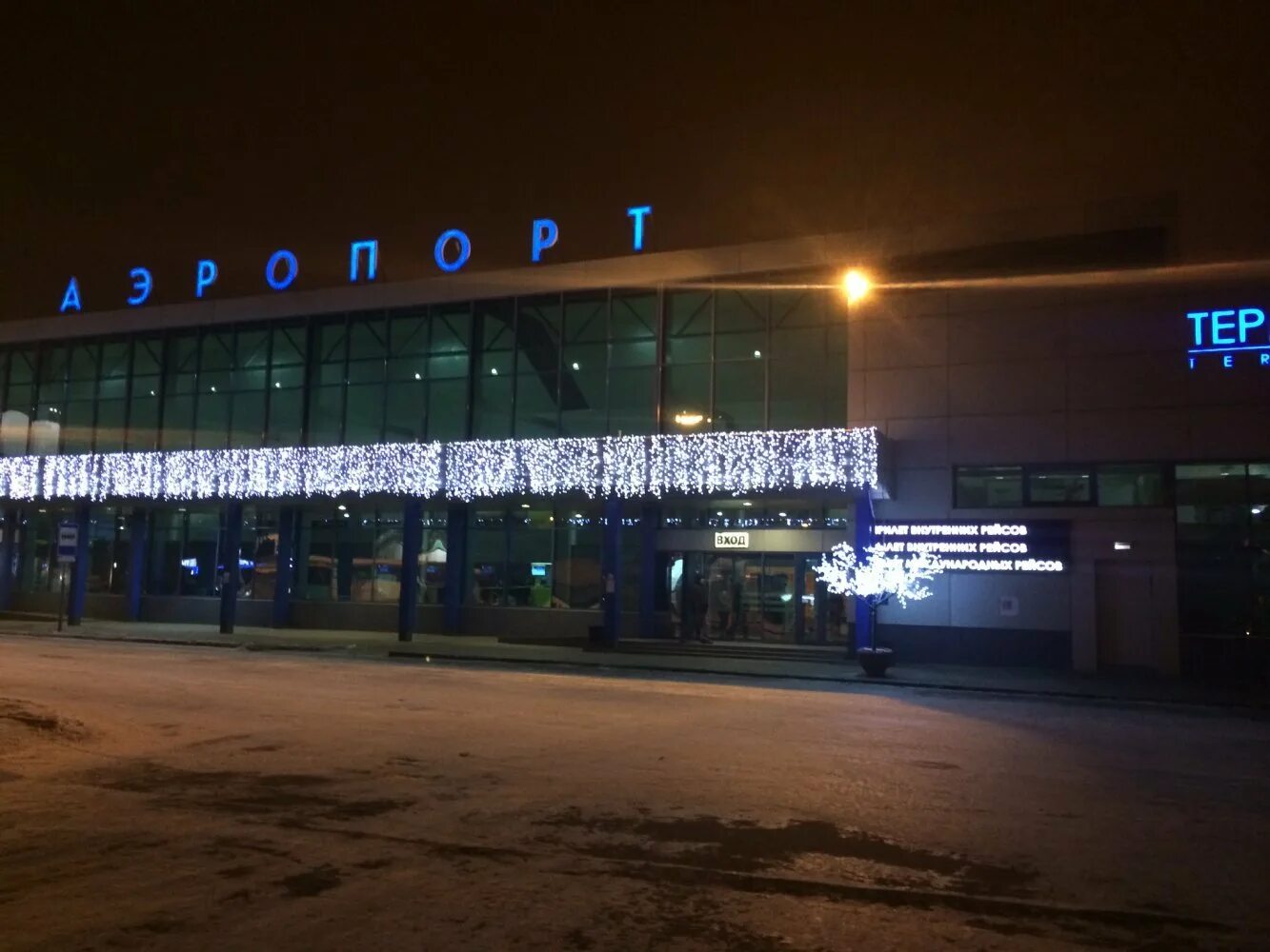 Сколько аэропортов в омске. Омск Центральный аэропорт. Аэропорт Карбышева Омск. Омск аэропорт ночью. Омский аэропорт ночью зимой.