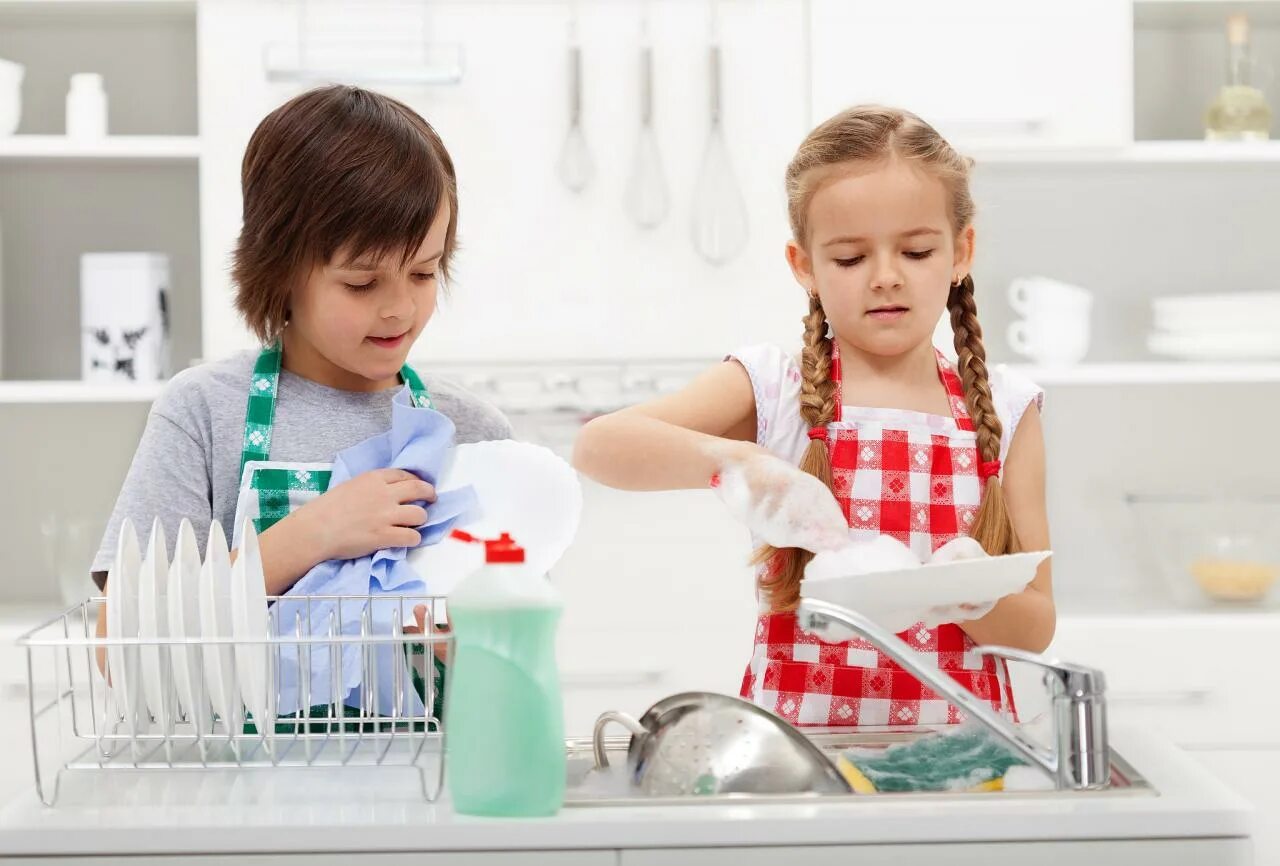 Мытье посуды для детей. Домашние дела для детей. Уборка дети. Самостоятельность ребенка. Можно ли убираться в родительский день