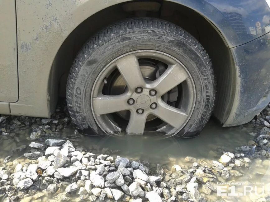 Диски ямы. Попал колесом. Попал колесом. Колесо в люке. Форд фокус 2 отвалилось колесо.