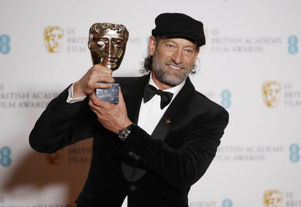 Премия bafta за лучший оригинальный сценарий. Бафта премия победители. Премия bafta за лучший оригинальный сценарий. Оскар и бафта. Брэд коэн с наградой.