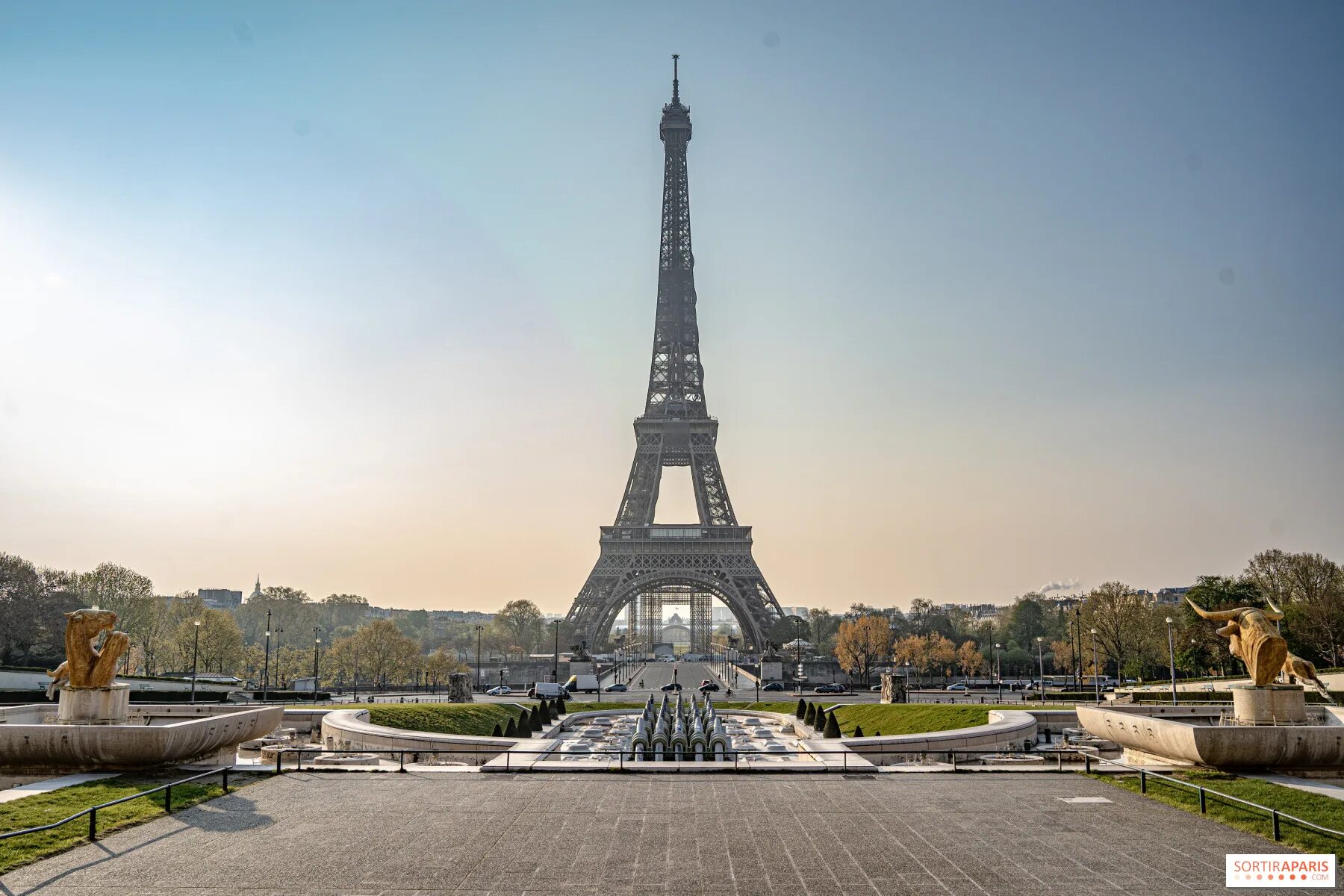 Париже сейчас день. Гюстав Эйфель Эйфелева башня. Эйфель башня 2021. Эфилевская башня в Париже. Эйфель / Eiffel (2021).