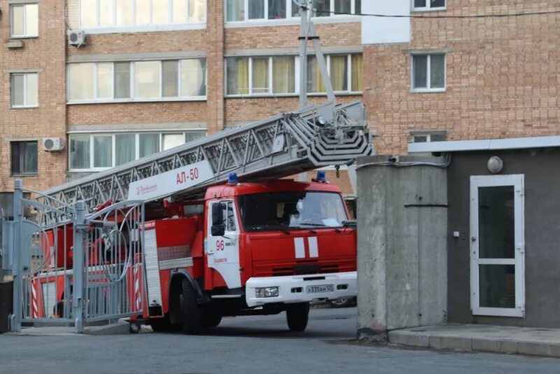 Требования пожарных проездов и подъездов. Пожарный подъезд к зданию. Подъезд для пожарных автомобилей. Подъезд пожарной машины к зданию. Пожарная машина во дворе.