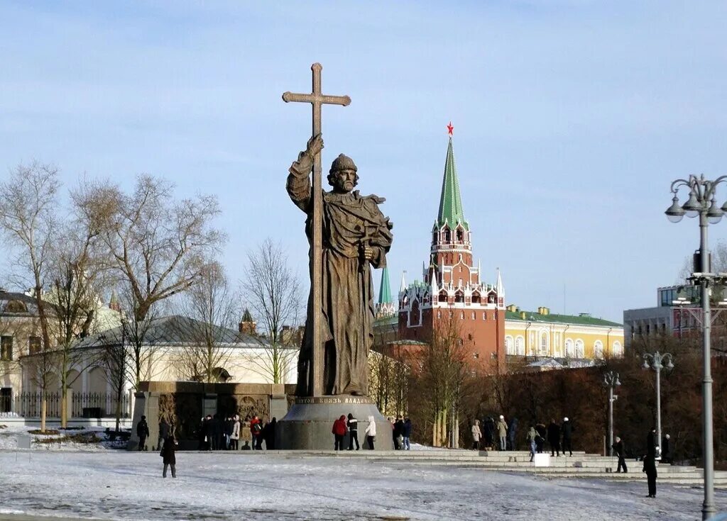 памятник князь владимир в москве возле кремля. святой равноапостольный князь владимир памятник. памятник князю владимиру в москве. памятник владимиру святославичу. владимир святославович скульптура.