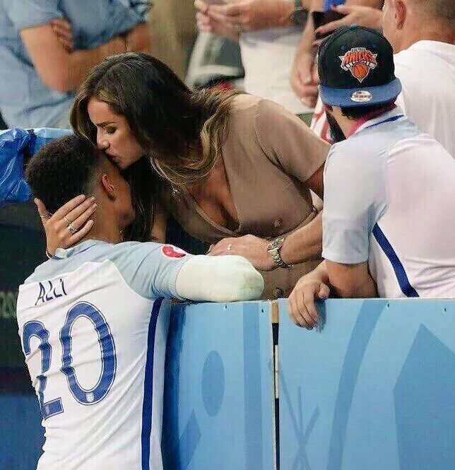 Люк шоу и его жена. Footballers wife. Жена марио гетце. Валери алтамар. Курт вернер американский футбол жена.