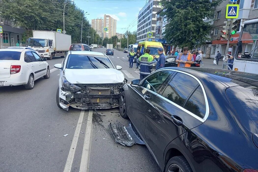 Е1 происшествия сегодня. Авария на Белинского Екатеринбург.