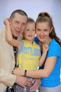 Живу на 2 семьи мужчина