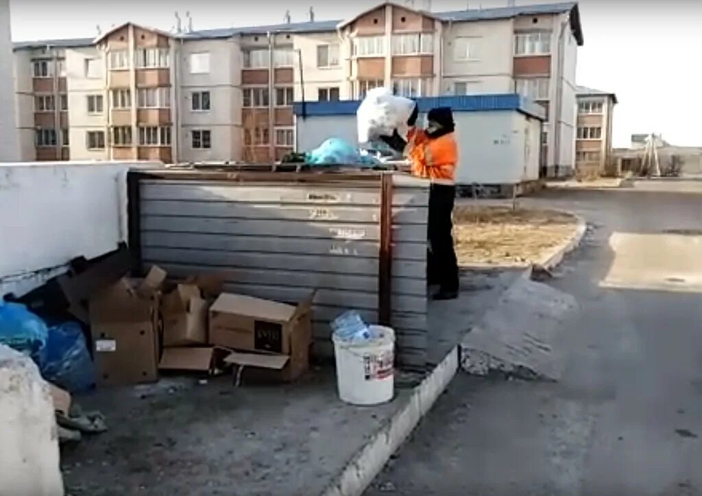 Младенец в мусорке новосибирск. Ребенка выбросили в мусорку. Ребенка выкинули в мусорный бак.