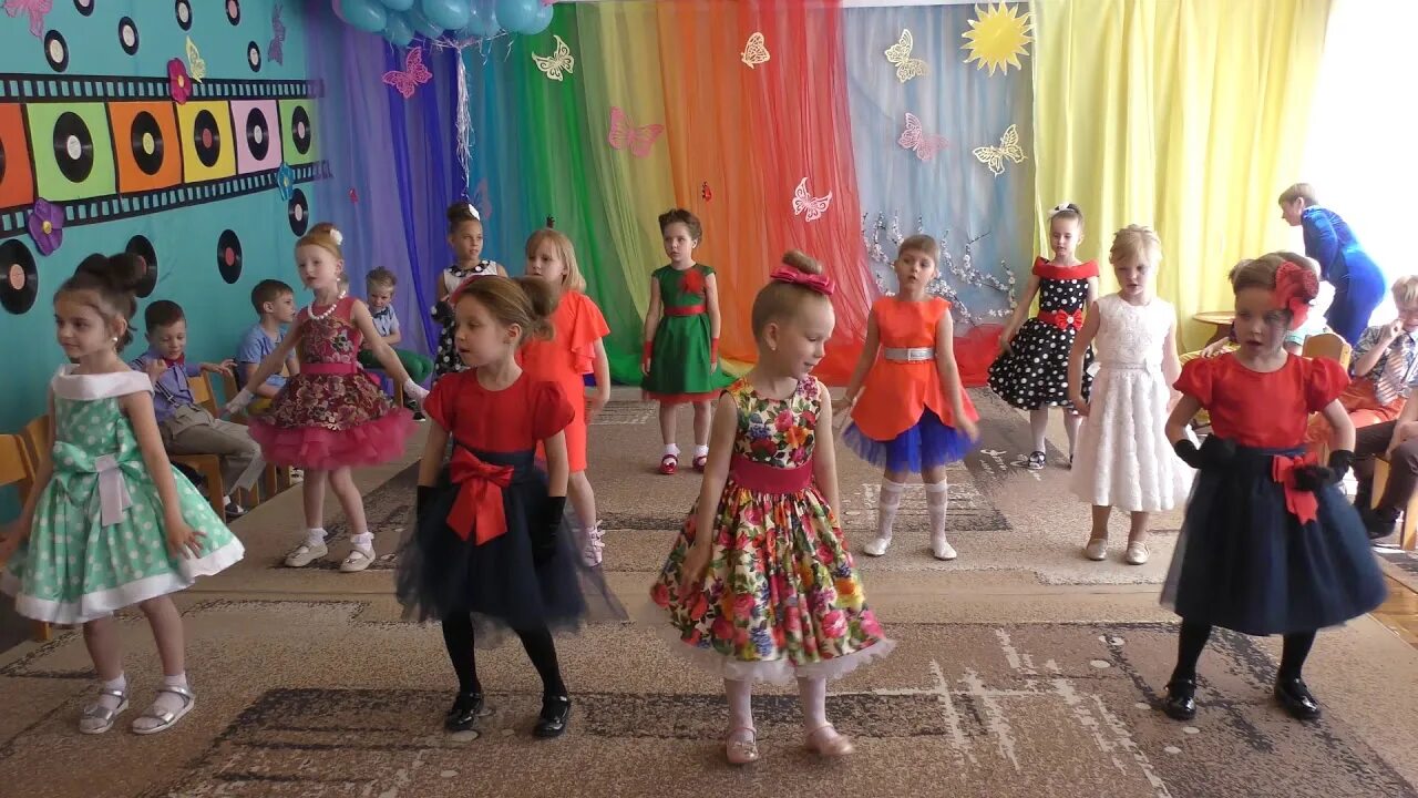 Видео танец мамочки. Чунга Чанга танец в дет саду. Танец с дугами в детском. Танец 21 ноября в детском саду.