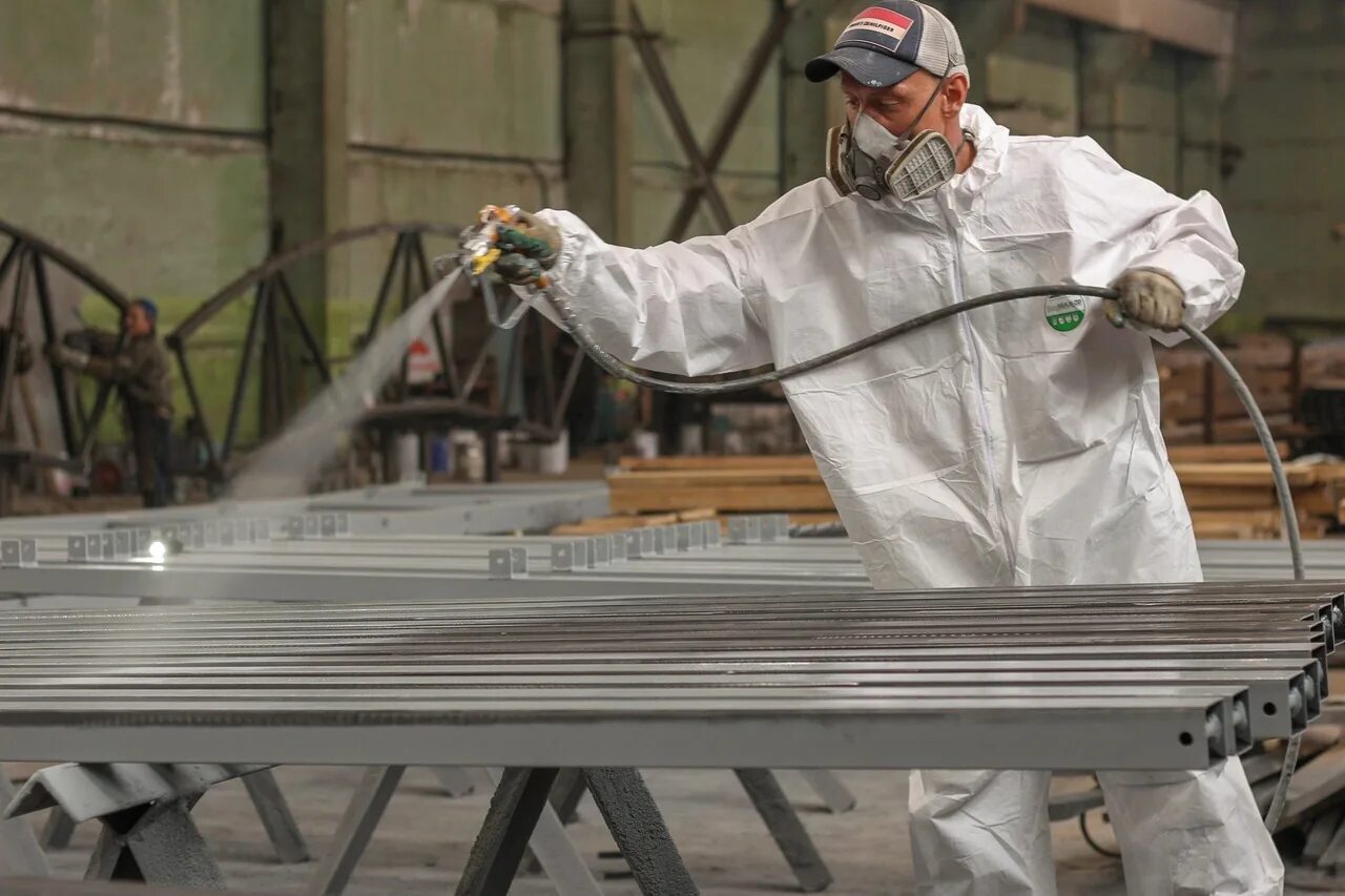 Лакокрасочное покрытие для металла. Покраска металлоконструкций. Маляр пескоструйщик. Маляр по металлу. Покраска вагонов.