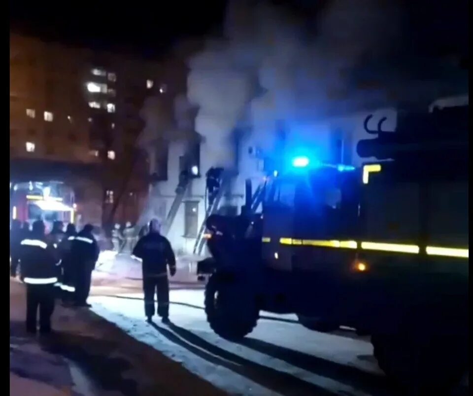 Пожар на балаковской. Пожар в балаково вчера. Возгорание в балаково. 11 мкр балаково. Кафе замок балаково.