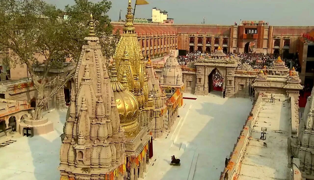 Каши вишванатха. Kashi university. Вишванатх храм варанаси. Варанаси храм шивы. Храм каши вишванатх храмы шивы.