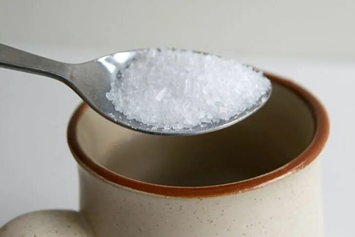 Ложка соли. Ложка соли. Что будет если пожарить соль на ложке. 4 ст л соль. Ложка с горкой муки.