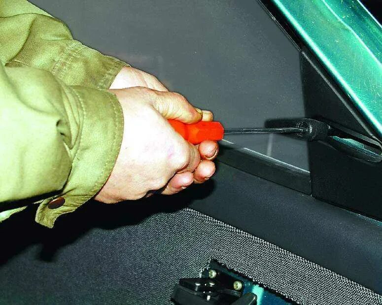 Как снять двери 2110. Винт крепления ручки ваз 2110. болты крепления панели ваз 2110. винт крепления внутренней ручки ваз 2110. винт крепления зеркало заднего вида 2110.