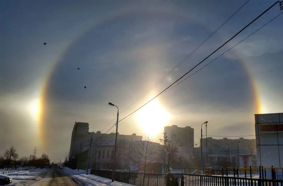 Московский наблюдать. Гало в Москве. Три солнца в Москве. Гало в Москве сегодня. Гало 22 в Москве.