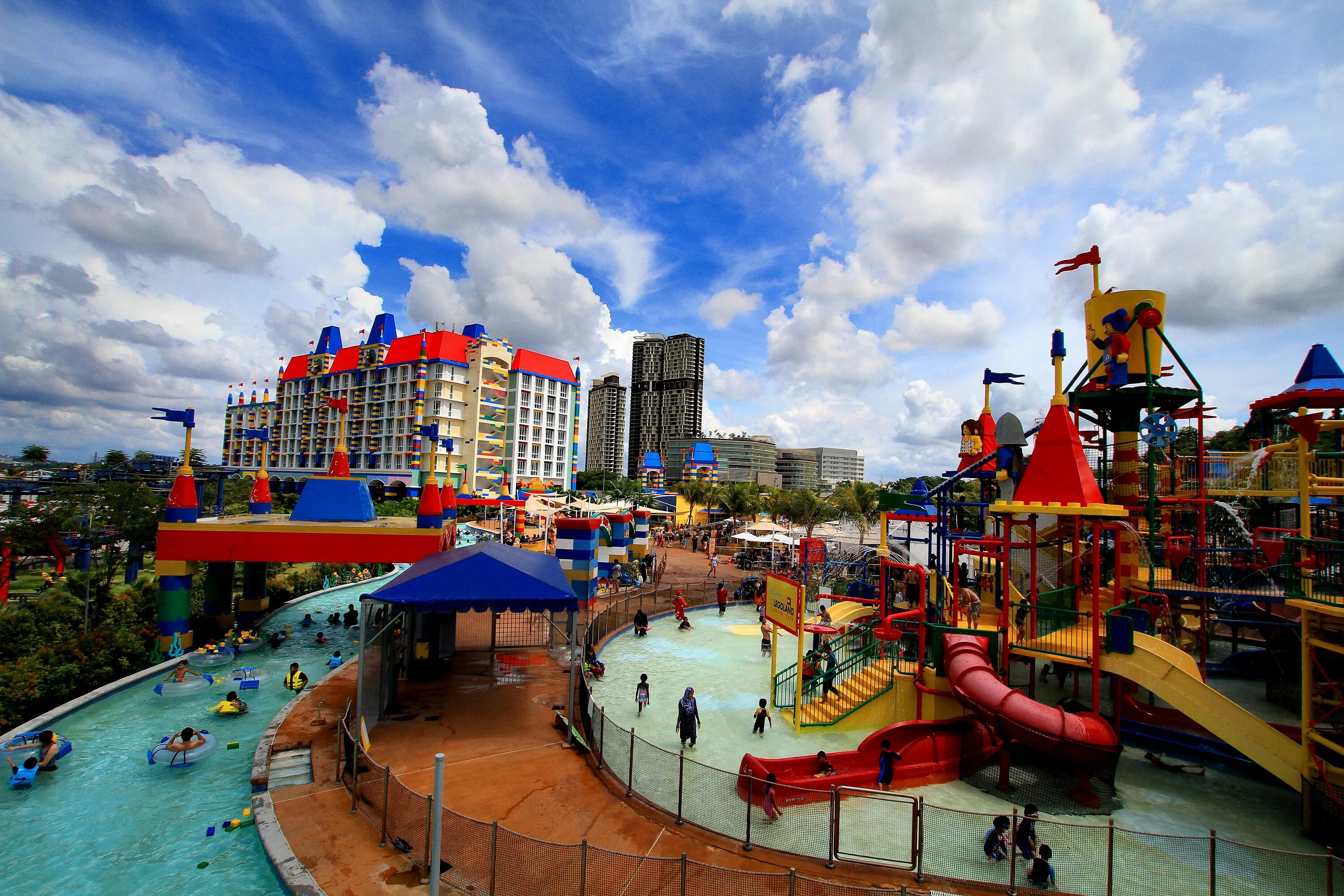 Леголенд малайзия. Legoland theme park. Legoland и дети. Леголенд флорида. Legoland theme park.