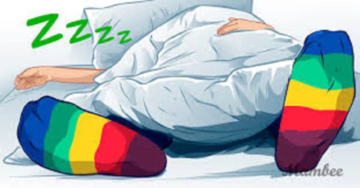 Носки. Можно спать в носках ночью. В носках на кровати. Под одеялом в одних носочках. Люди грелки в отеле.