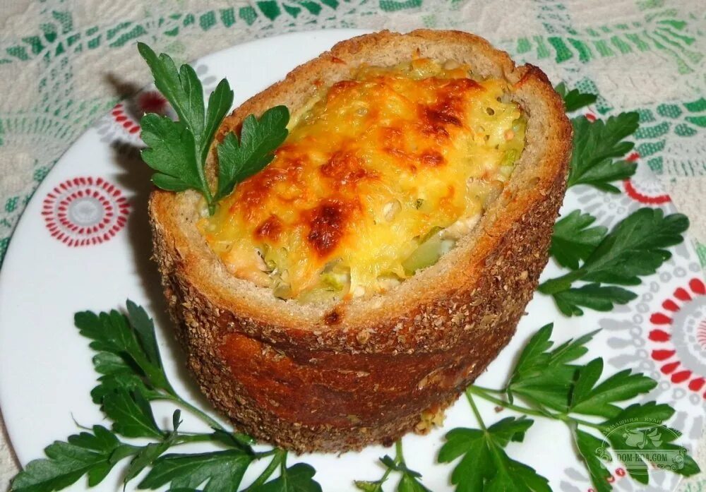 Жульен в булочках в духовке. Жульен в булочках с грибами и курицей. Жульен с курицей в булочках. Жюльен в булочке. Жульен в булочках в духовке.