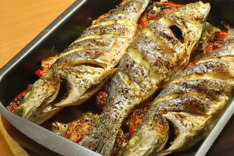 Раба с картошкой в духовке. Сазан запеченный в духовке. Запеченная рыба. Рыба запеченная целиком. В духовке рыба запеченная просто.