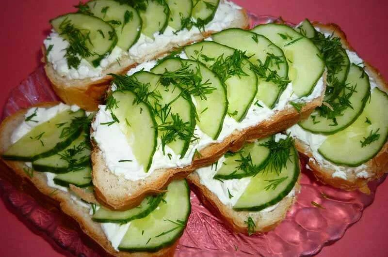 Бутерброды на праздничный стол. Вкусные бутербродики на праздничный стол. Красивые бутерброды на праздничный стол. Бутерброды на праздничный. Праздничные бутерброды рецепты с фото рецепт.
