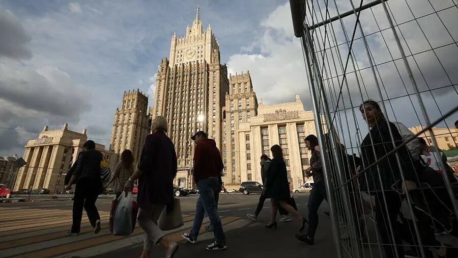 Виза в великобританию для россиян. Пакет санкций. Мид осудило. Мид латвии здание. Мид молдовы здание.