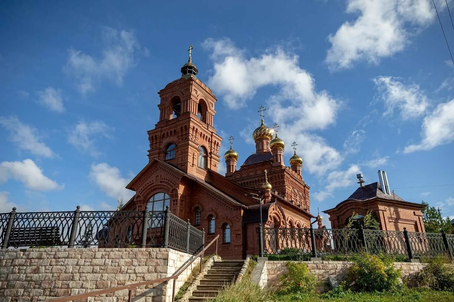 Женский монастырь архангела михаила комаровка. Пожар в сандово. Комаровка монастырь ульяновск. Тамбов село верхнеспасское. Женский монастырь михаила архангела ульяновск.
