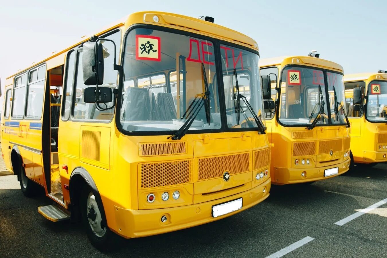 Подвоз детей автобусами. Желтый школьный автобус Россия. Школьные автобусы в России. Автобус для перевозки детей. Школьный автобус ПАЗ.