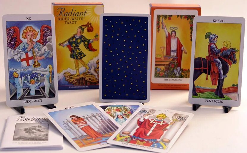 Книга карт таро уэйта. Таро Радиант Райдер Уэйт. Карты Таро Radiant Rider-Waite Tarot. Tarot Райдер Уэйт Deck. Таро Райдера Уэйта рубашка.