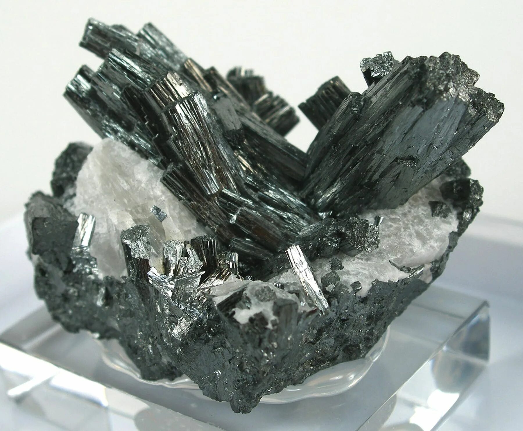 Невьянскит минерал. Галенит минерал. Бурая марганцевая руда манганит. Аргентит минерал.