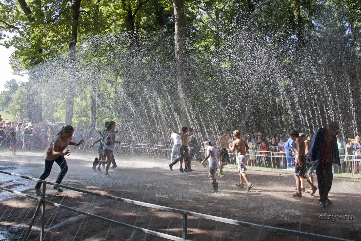 Потехи в петергофе. Фонтаны петергофа фонтаны-шутихи. петергоф фонтаны шутихи дубок. фонтан шутиха водяная дорога в петергофе. дубок (фонтан-шутиха).