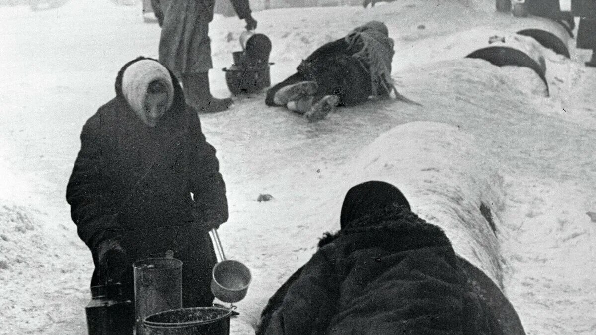 Блокада смерть. Блокадный Ленинград зима 1941. Блокадный Ленинград мертвые люди. Жители Ленинграда в блокаду.