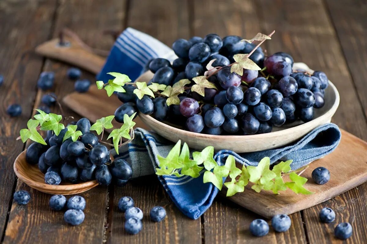 Черная ягода черника. Голубика ежевика арония. Смородина черника голубика. Черника голубика черная смородина. Blueberry виноград.