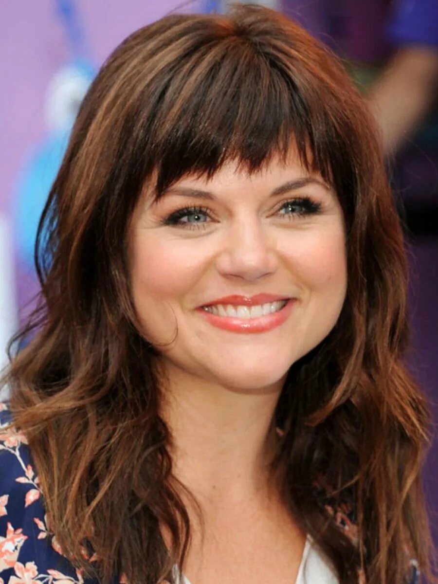 Челка для круглого лица. Челка с боковым пробором. Деми ловато стрижка с челкой. Челка на круглое лицо 2024. Тиффани амбер тиссен.