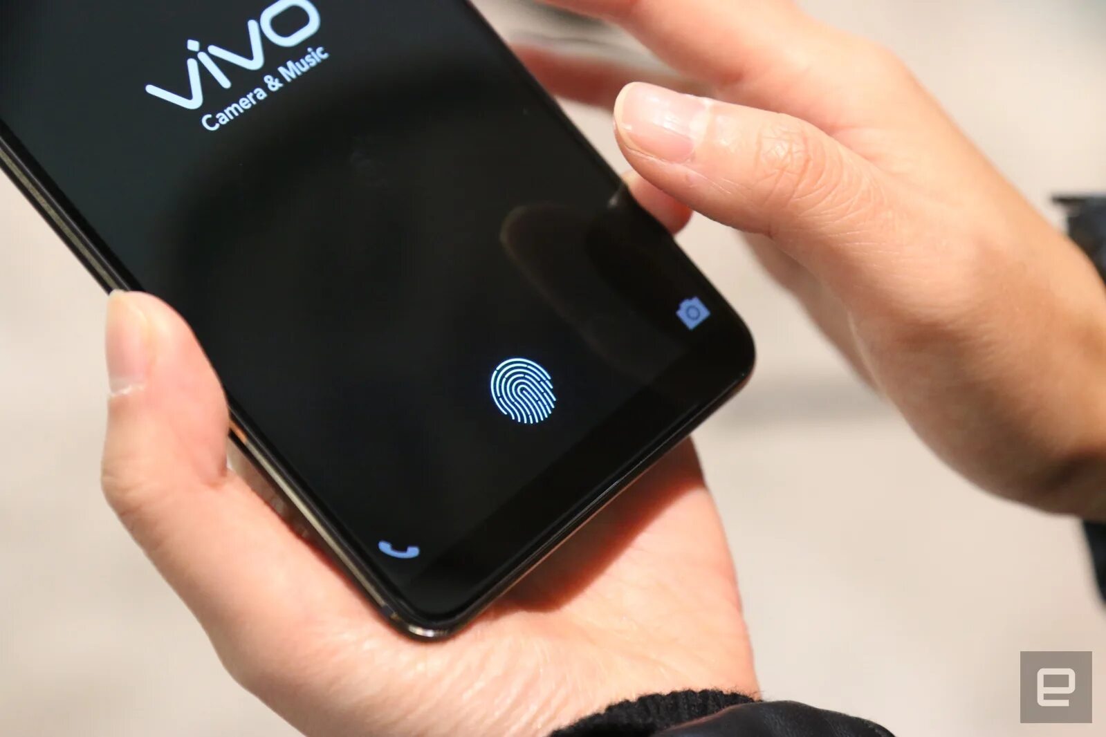 Самсунг с 3 камерами и отпечатком пальца сзади. Смартфон орро с отпечатком пальца. Самсунг сканер отпечатка пальца на экране. Сканер отпечатка в экране. Дисплей смартфона.