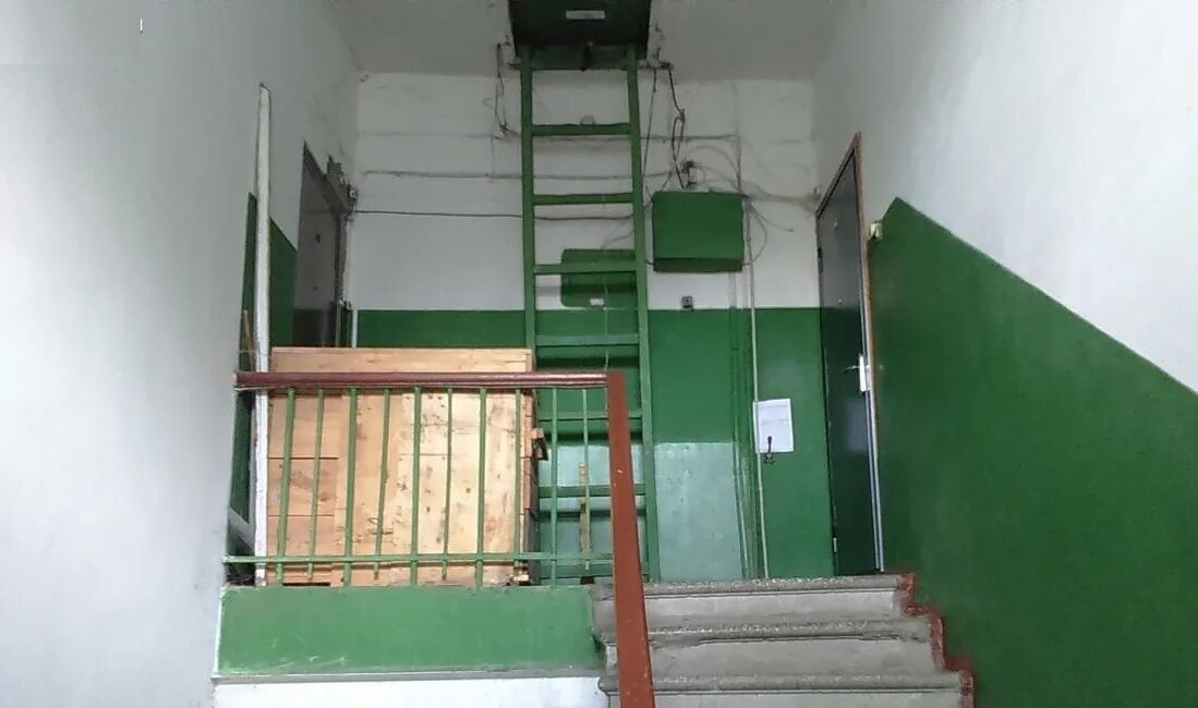 Лестницы для чердака для мкд. Лестничная площадка в многоквартирном доме. Лестница на чердак в подьезд. Лестница на чердак в подъезде. Лестница на крышу в подъезде.