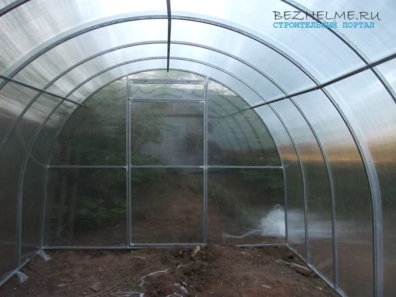 Сборка теплицы из поликарбоната 3х6 пошагово. Как собрать теплицу из поликарбоната 3х6. Как собрать теплицу из поликарбоната 3х6. Монтаж теплицы из поликарбоната на сваях. Сборка теплицы 3х4.